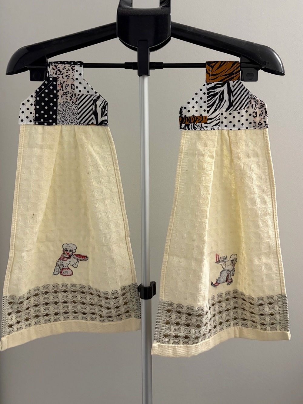 Pair of Cream cotton Kitchen Towels with Black & Animal Print for oven door - Picture 2 of 4
